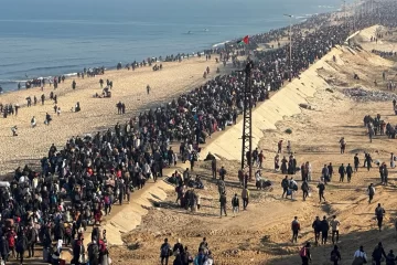 Israel abrió el paso al norte de Gaza y miles de palestinos regresan a su hogar, mientras que Hamas liberará otros seis rehenes