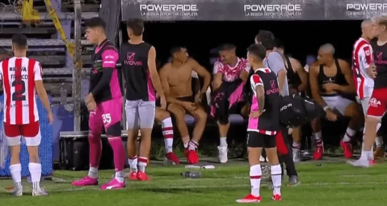 Insólito: hinchas de Instituto les robaron a sus jugadores mientras definían un amistoso por penales Insólito: hinchas de Instituto les robaron a sus jugadores mientras definían un amistoso por penales
