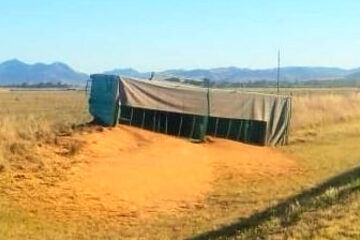Accidente en el acceso a Tornquist:  Camionero volcó el acoplado cargado con cereal