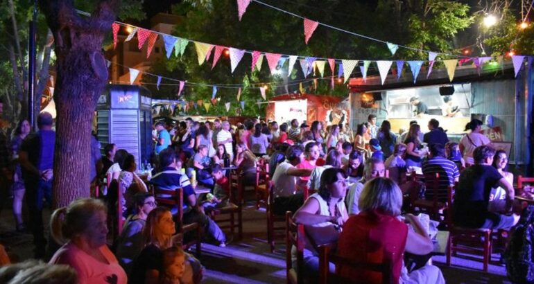 Carhué vive una nueva edición de la feria «Al Diente» Carhué vive una nueva edición de la feria «Al Diente»