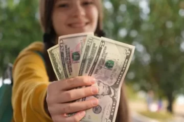 Más medidas bimonetarias: los adolescentes ahora podrán abrir una caja de ahorro en dólares