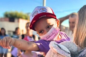 Así recibieron a Iris, la pequeña guerrera de San Miguel que volvió a casa tras vencer al cáncer