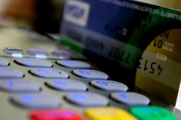 El Banco Central habilitó los pagos con tarjeta de débito en dólares: cómo funcionará el sistema