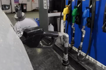 Luego de YPF, otras dos petroleras bajaron los precios de los combustibles