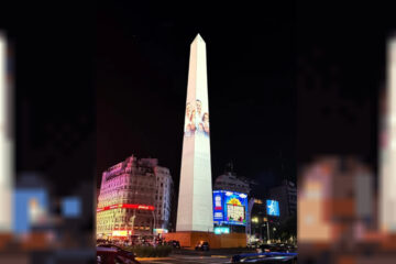 Intervinieron el Obelisco con un mapping en apoyo al papa Francisco y en homenaje a la familia Bibas Intervinieron el Obelisco con un mapping en apoyo al papa Francisco y en homenaje a la familia Bibas