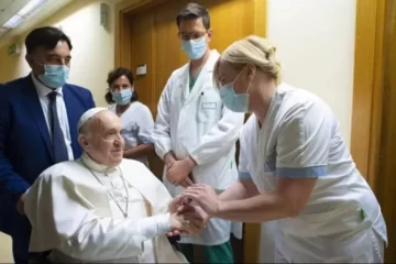 El Vaticano confirmó que el papa Francisco tiene neumonía bilateral y su cuadro clínico es «complejo»