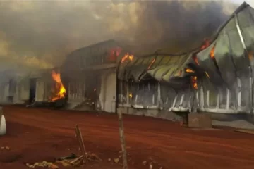 Se incendiaron depósitos de Playadito y se quemaron 3 millones de kilos de yerba Se incendiaron depósitos de Playadito y se quemaron 3 millones de kilos de yerba