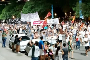 Trabajadores de Granja Tres Arroyos se movilizaron contra el posible despido de 1.000 operarios Trabajadores de Granja Tres Arroyos se movilizaron contra el posible despido de 1.000 operarios