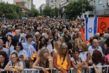 Multitudinario acto de la comunidad judía en medio del duelo por la familia Bibas Multitudinario acto de la comunidad judía en medio del duelo por la familia Bibas