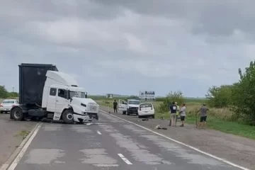 Choque frontal en la ruta 5 entre un auto y un camión