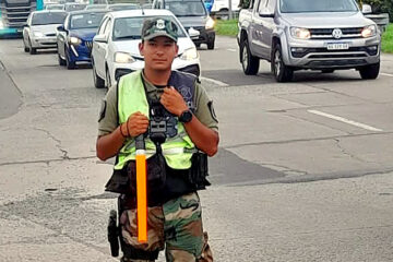 Vecinos de Lezama destacan el compromiso y empatía de un efectivo policial carhuense Vecinos de Lezama destacan el compromiso y empatía de un efectivo policial carhuense