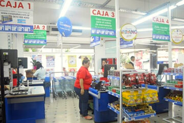 Pringles: una cajera de un supermercado estafó a 67 clientes con extracciones de dinero