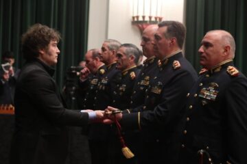 Milei ordenó ascender al rango de “coronel” a 15 tenientes familiares de represores Milei ordenó ascender al rango de “coronel” a 15 tenientes familiares de represores