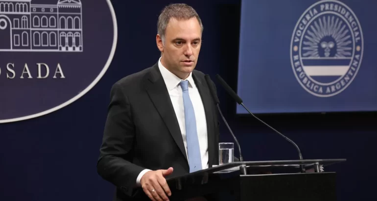 Acompañado por Milei y todo el gabinete, Adorni expone en Diputados en medio del escándalo por su patrimonio