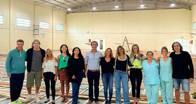 Avanza la instalación del nuevo piso deportivo en el CEF Nº 28 de Carhué Avanza la instalación del nuevo piso deportivo en el CEF Nº 28 de Carhué
