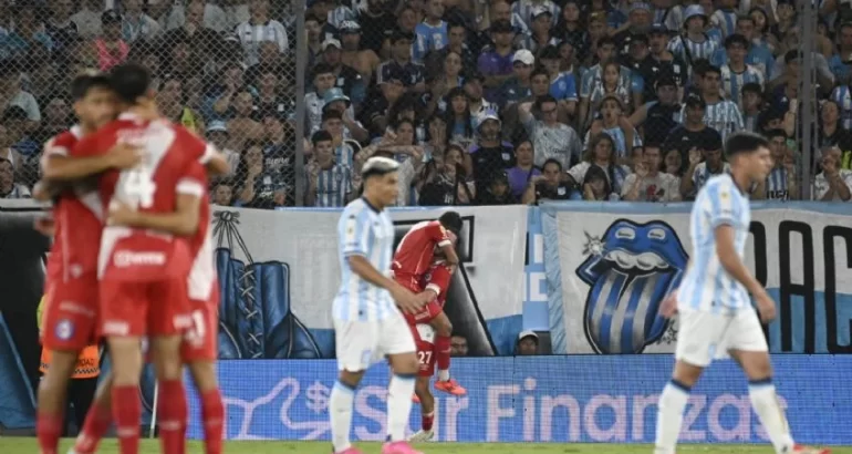 Racing cayó 3-2 ante un intratable Argentinos Juniors Racing cayó 3-2 ante un intratable Argentinos Juniors
