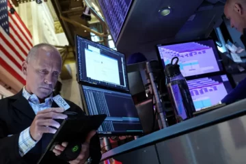 Efecto Trump: las acciones argentinas en Wall Street cayeron 11% y el riesgo país se acercó a 900 puntos Efecto Trump: las acciones argentinas en Wall Street cayeron 11% y el riesgo país se acercó a 900 puntos