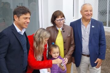 Kicillof entregó viviendas a familias de Tornquist