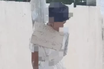 Le robó a un familiar y lo ataron a un poste con un cartel en el pecho Le robó a un familiar y lo ataron a un poste con un cartel en el pecho