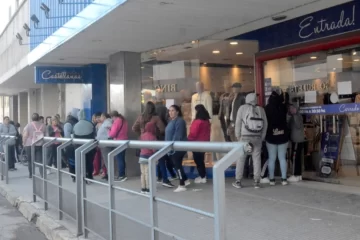 Una empresa del centro bahiense repartió 1200 pares de zapatillas Una empresa del centro bahiense repartió 1200 pares de zapatillas