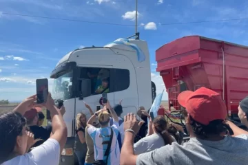 La caravana solidaria de Marcos Di Palma llegó a Bahía: «Yo no hice nada, todo lo hicieron ustedes» La caravana solidaria de Marcos Di Palma llegó a Bahía: «Yo no hice nada, todo lo hicieron ustedes»