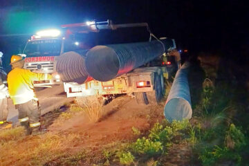Caída de tubos en ruta 14: intervención de Bomberos Voluntarios de Villa Maza