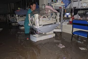 Temporal en Bahía: dramática evacuación de los bebés en neonatología del Hospital Penna tras la inundación