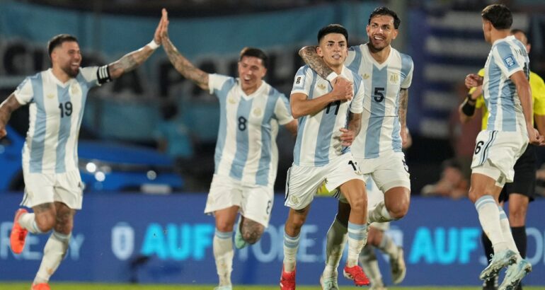 Argentina venció a Uruguay y quedó a un paso del Mundial Argentina venció a Uruguay y quedó a un paso del Mundial