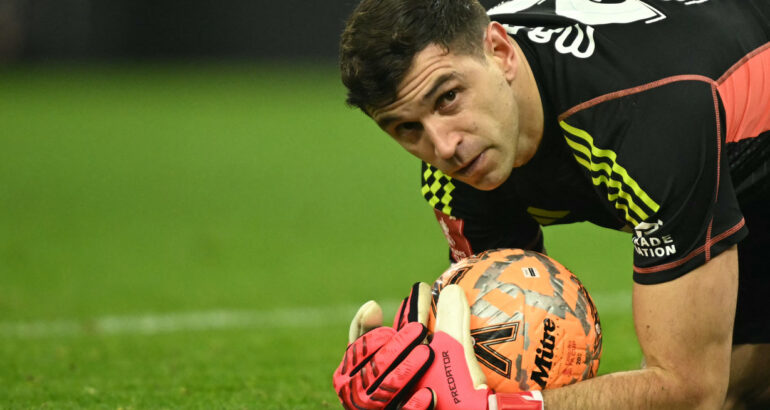 El “Dibu” Martínez, nuevamente nominado a mejor arquero del mundo