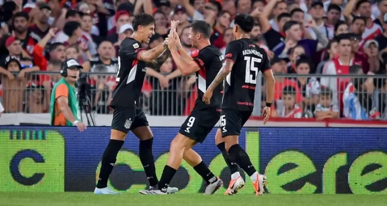 Estudiantes le rompió el invicto a River en el Monumental Estudiantes le rompió el invicto a River en el Monumental