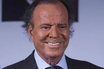 Preocupación por Julio Iglesias: «De la cintura para abajo, tiene 500 años»