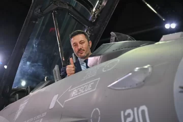 El avión F-16 que presentó Petri no levantará vuelo: sólo capacitará a pilotos y técnicos en tierra