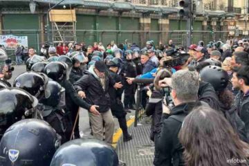 Marcha de jubilados: palazos, gas pimienta y tensión en inmediaciones del Congreso