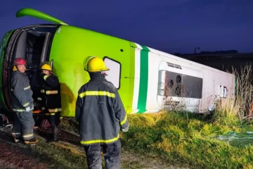Cuatro muertos en un tragico vuelco de un colectivo de larga distancia en el cruce de las rutas 51 y 76 Cuatro muertos en un tragico vuelco de un colectivo de larga distancia en el cruce de las rutas 51 y 76