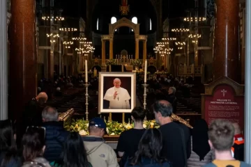 El Vaticano confirmó que Francisco murió tras sufrir un derrame cerebral El Vaticano confirmó que Francisco murió tras sufrir un derrame cerebral