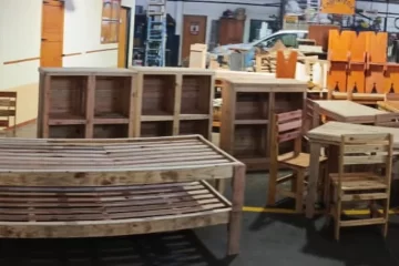 Presos de la cárcel de Saavedra fabricaron muebles para familias de Bahía afectadas por la inundación