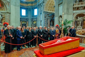 Sín la presencia de Milei, líderes del mundo presentaron sus respetos al papa Francisco,