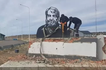 Echan a los responsables de Vialidad Nacional que ordenaron destruir el monumento de Osvaldo Bayer en Río Gallegos Echan a los responsables de Vialidad Nacional que ordenaron destruir el monumento de Osvaldo Bayer en Río Gallegos