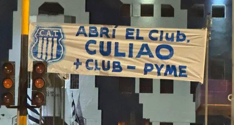 Fuerte mensaje de los hinchas de Talleres a Fassi tras la eliminación: “Más club, menos pyme” Fuerte mensaje de los hinchas de Talleres a Fassi tras la eliminación: “Más club, menos pyme”
