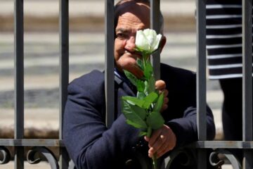 El último gesto de Francisco: indigentes, migrantes, transexuales y presos recibieron su féretro en Santa María la Mayor