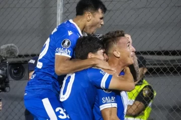 Vélez goleó a Olimpia en Asunción y lidera su grupo en la Libertadores Vélez goleó a Olimpia en Asunción y lidera su grupo en la Libertadores