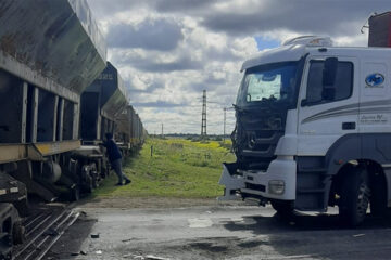 Un camión chocó contra un tren de carga en cruce ferroviario de la Ruta 51