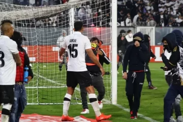 Tragedia en Chile: dos muertos, invasión de campo y partido suspendido entre Colo Colo y Fortaleza