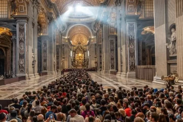 Incesante desfile de peregrinos para despedir al papa Francisco