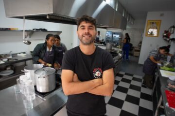 «La Escuelita», la escuela de cocina que funciona en el Barrio Mugica de la mano del riverense Germán Sitz