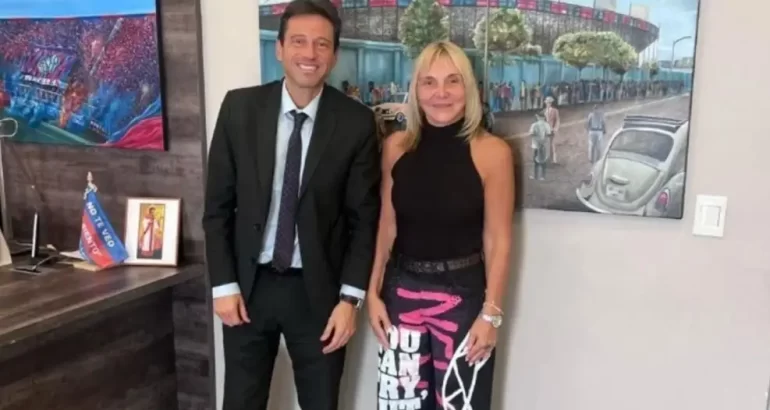 La mujer que le entregó 25.000 dólares al Presidente de San Lorenzo dijo que fue una «donación» La mujer que le entregó 25.000 dólares al Presidente de San Lorenzo dijo que fue una «donación»