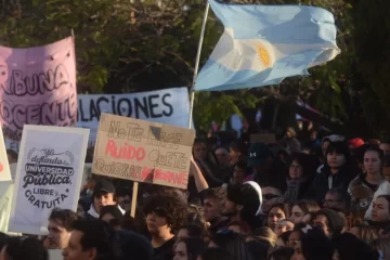 «Basta de cepo a nuestros salarios y jubilaciones»: Docentes universitarios van al paro por 48 horas «Basta de cepo a nuestros salarios y jubilaciones»: Docentes universitarios van al paro por 48 horas
