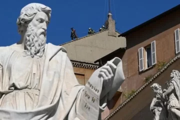 Instalaron la chimenea del Vaticano que anunciará la elección del nuevo Papa