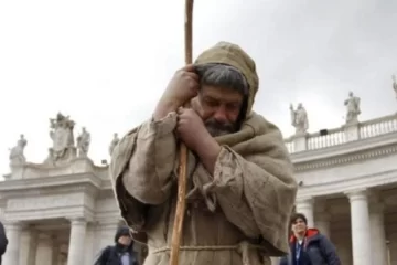 La historia del misterioso monje que estuvo en la asunción de Francisco y reapareció 12 años después