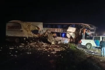 Trágico choque entre camión y micro en Ruta 3: cuatro muertos y 16 heridos